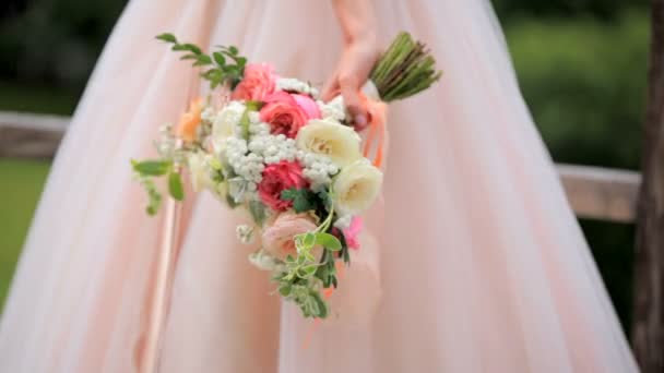 Невеста держит в руках красивый свадебный букет — стоковое видео