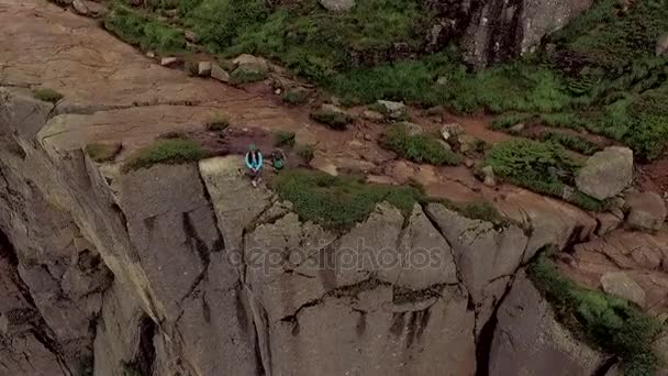 Schöne norwegische Klippen — Stockvideo