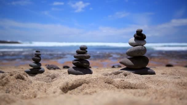 Стопки камней на пляже — стоковое видео
