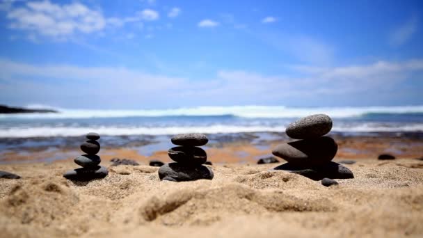 Pilas de piedras en la playa — Vídeos de Stock