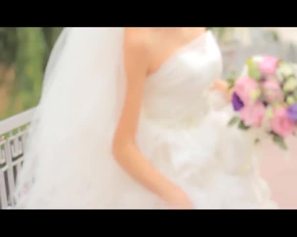 Braut mit Brautstrauß — Stockvideo