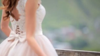 buket çiçek Teras üzerinde duran gelinle 