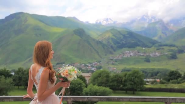 Braut mit Blumenstrauß steht auf der Terrasse — Stockvideo