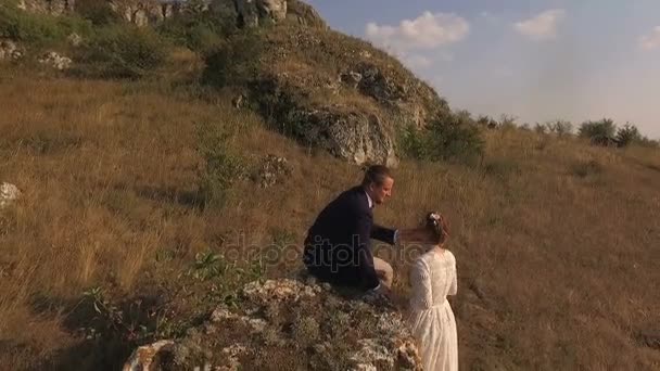 Pareja de amantes que se encuentran en el campo — Vídeo de stock