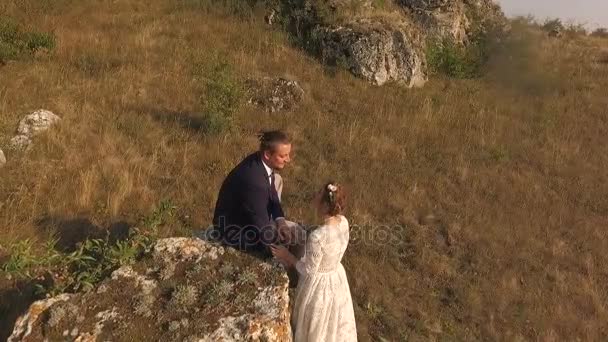 Couple d'amoureux se réunissant sur le terrain — Video