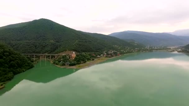 Georgien. Luftaufnahme der antiken Ananuri-Festung und Kirche. Zhinvali-Wasserreservoir. — Stockvideo