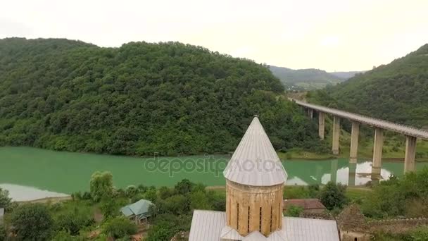 Georgia. Sakartvelo. Ananuri. Rio Aragvi. Ponte do automóvel sobre o rio. Vista aérea — Vídeo de Stock