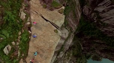 yolcuları Preikestolen büyük uçurum (Norveç, Lysefjorden yaz sabah görünümü)