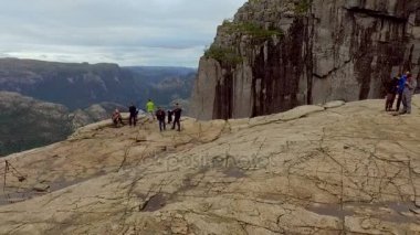Norveç. Cliff Preikestolen fiyort Lysefjord - Norveç - doğa ve seyahat arka planda