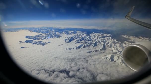 Ηφαίστειο της Τενερίφης. Θέα προς το ηφαίστειο καλυμμένα με χιόνι από το παράθυρο του αεροπλάνου. — Αρχείο Βίντεο