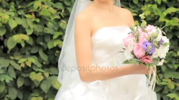 Την ημέρα του γάμου. νύφη με μπουκέτο χαμογελώντας — Αρχείο Βίντεο