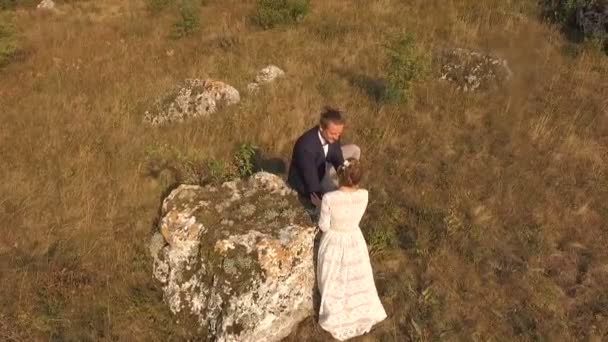 Pareja de amantes que se encuentran en el campo — Vídeo de stock