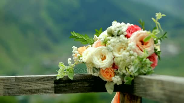 Buquê de casamento em um fundo de altas montanhas. Geórgia — Vídeo de Stock