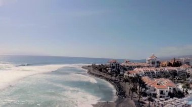 Lüks oteller ve havuzları mavi deniz ve dağlar. Tenerife. Havadan görünümü.