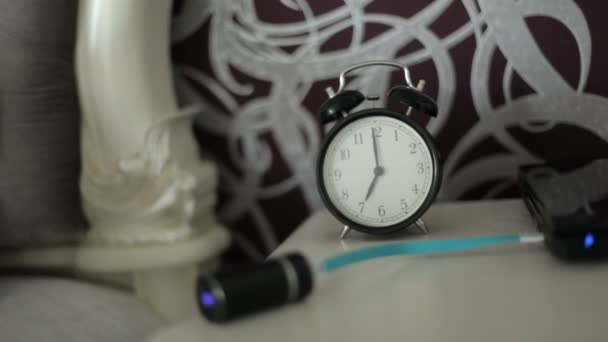 Relógio despertador e gadgets na mesa — Vídeo de Stock
