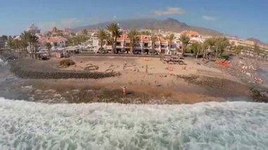Üstten Görünüm Beach Otel ve okyanus. Kız sevinir ve deniz selamlıyor. Havadan görünümü
