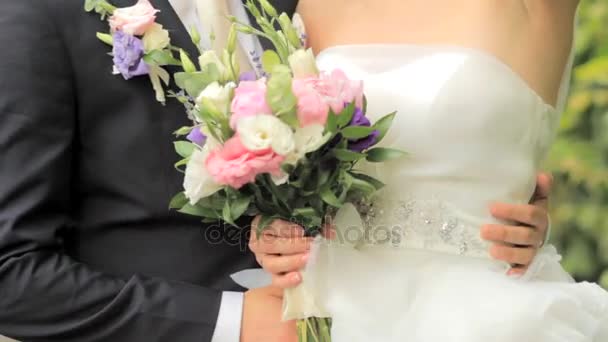 Жених обнимает невесту за талию. день свадьбы — стоковое видео