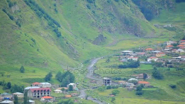 Vista aérea del pequeño pueblo. Kazbegi, pueblo de Stepantsminda — Vídeos de Stock