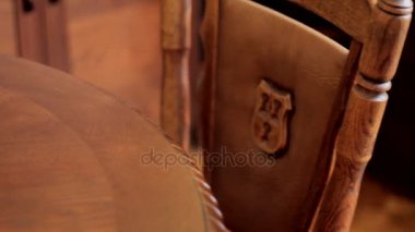 Düğün buketi ve alyans masada.