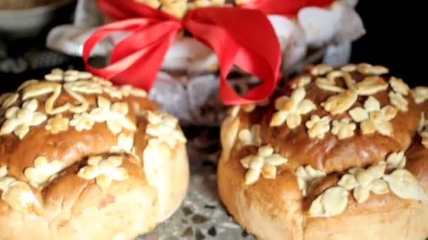 Wedding table with sweet traditional wedding loaf. — Stock Video