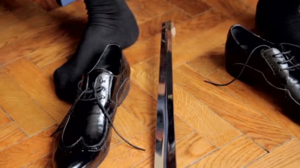 Man zet op de schoenen. — Stockvideo