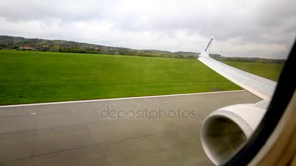 Avión aterrizó en la pista. Vista desde la ventana del avión — Vídeos de Stock
