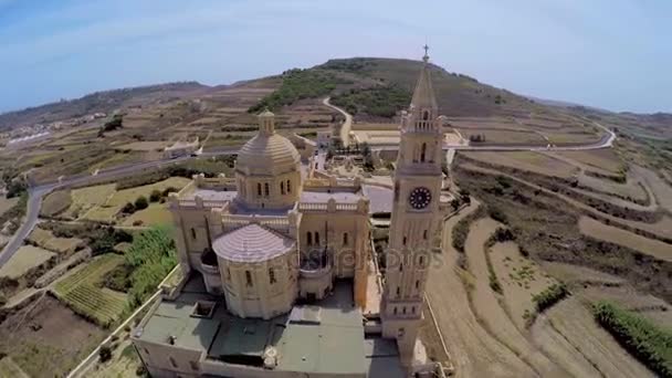 Vista aérea Gozo, Malta, Ta Pinu famosa basílica — Vídeo de Stock