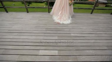 Dağlar bakarken poz muhteşem gelin sarışın