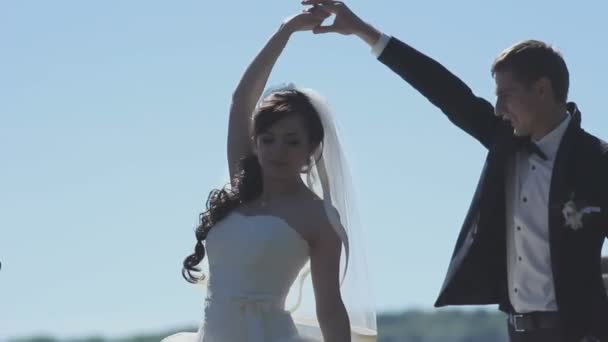 Свадебный танец. молодожены танцуют на набережной . — стоковое видео
