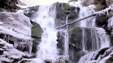 Kış şelale. Karpatlar Ukrayna