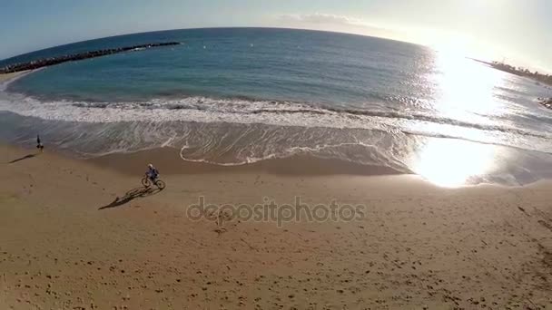 Vista superior da praia com ciclista. Vista aérea — Vídeo de Stock