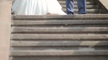 Gelin ve damat merdivenlerden inmek