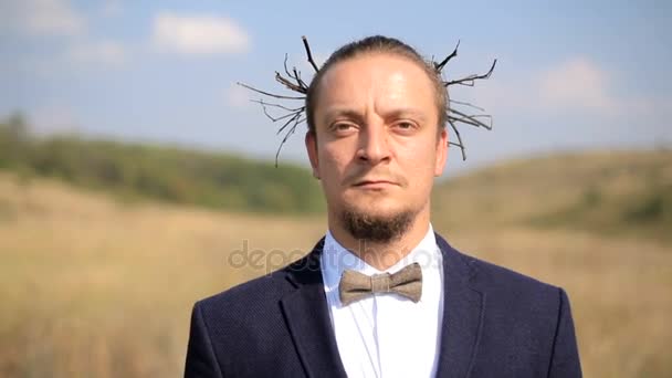 Retrato joven en una imagen extravagante en el fondo de la pradera — Vídeos de Stock