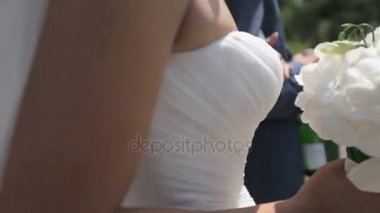 yeni evliler parkta yürüyüş güzel Çift.