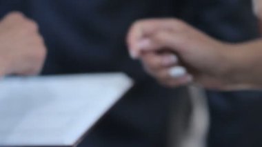 damat kayıt günlüğünde bir imza atıyor