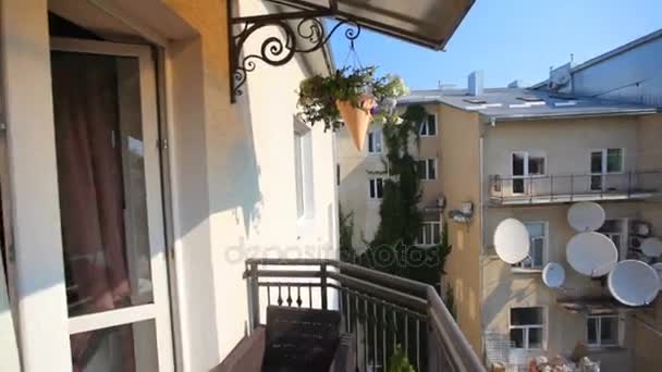 Vista desde el balcón al patio interior — Vídeos de Stock