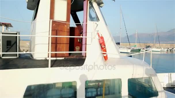 Корабли и лодки в гавани — стоковое видео