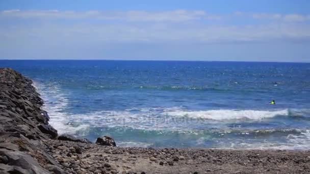 보는 서핑 보드에 바다에서 수영 — 비디오