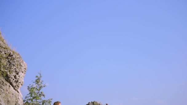 Fille et gars sur fond de falaise 