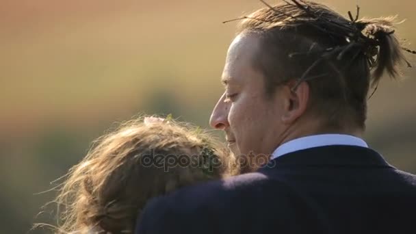 Portrait couples, tendresse amour. beau jeune couple sur le fond prairies — Video