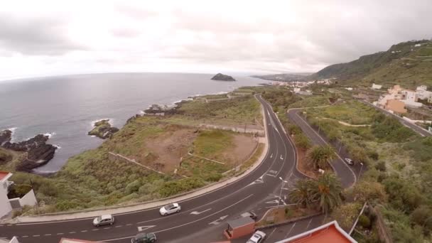 高速道路近くのテネリフェ カナリアの海沿岸航空写真 — ストック動画