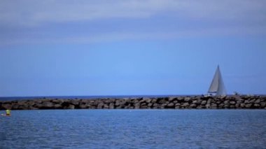 adam bir surfboardrecreational faaliyetleri Kanarya Adaları'nda deniz kenarında yüzüyor