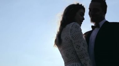 Güneşin önünde aşık şehvetli genç Çift