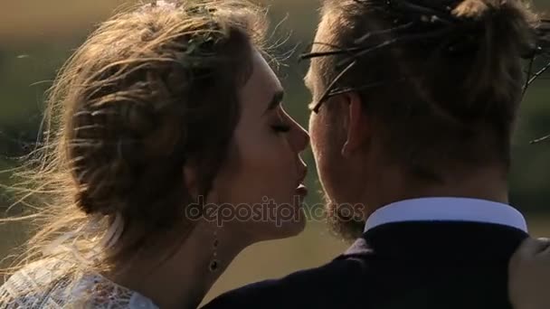 Porträt Paare, Zärtlichkeit Liebe. schönes junges Paar auf den Wiesen im Hintergrund — Stockvideo