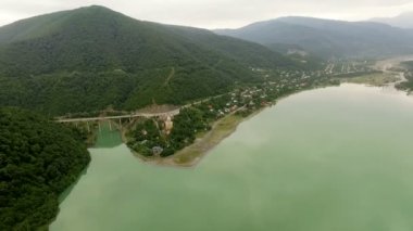 Gergeti, Georgia. Havadan görünümü Gergeti Trinity Kilisesi, Gergeti, Gürcistan yakınındaki Tsminda Sameba. Kamera yukarıda dağlar ve kilise dron uçar