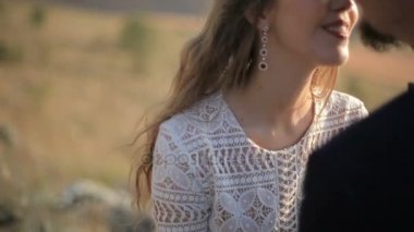 Yeni evli çift el ele tutuşuyor.