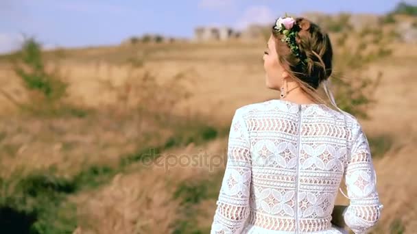 Porträtt av vacker flicka på äng bakgrund — Stockvideo