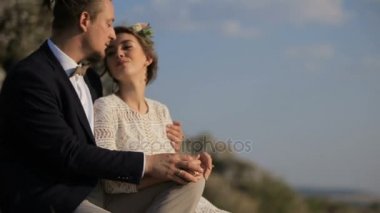 arka plan çayırlar üzerinde aşık şehvetli genç Çift