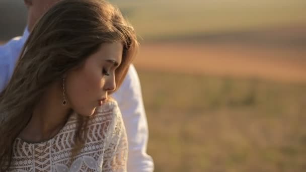 Pareja feliz enamorada en los prados. Retrato parejas, ternura amor — Vídeos de Stock