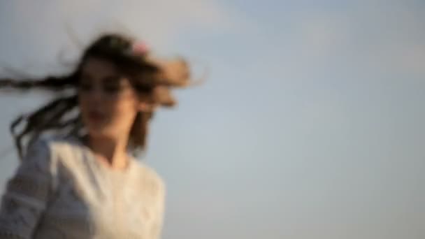 Портрет красивой девушки на фоне голубого неба — стоковое видео
